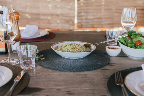 Constanza Miranda Food Glass  Salad Green Plate Knife Fork Wood Table Salt Pepper Oil Pebre Lettuce Napkin quinoa