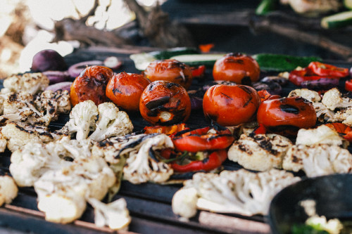Constanza Miranda Food Vegetables Cauliflower Tomato Pepper Grill Pan White Red Onion Purple