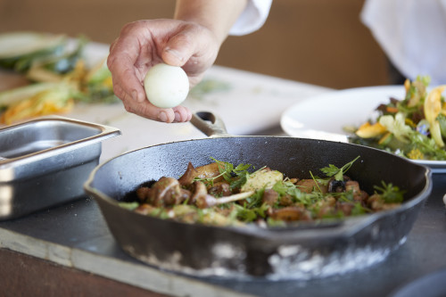 Gabriel Schkolnick Food Salad Green Egg Vegetables Man Cook Pan Oil Parsley Mushroom Hand Man Plate