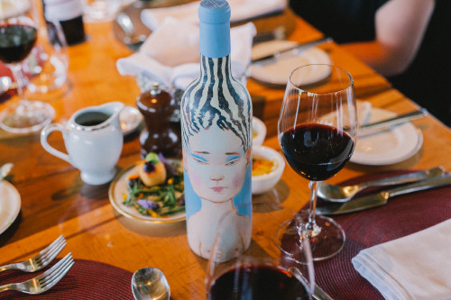 Constanza Miranda La Piu Belle Pepper  red Wine Fork Knife Napkin Glass Wood Table Friends Woman Food