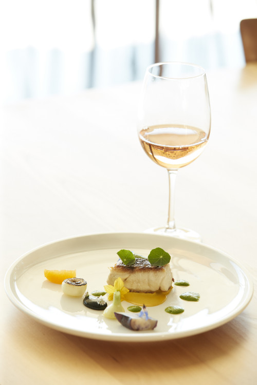 Gabriel Schkolnick rose wine glass fish plate table