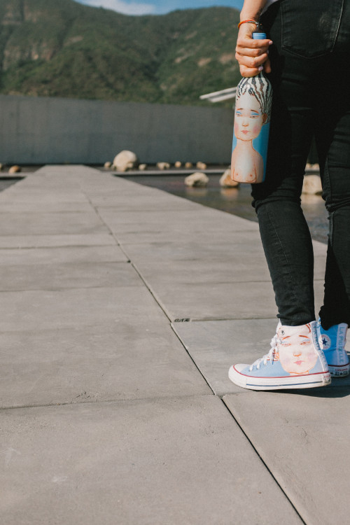 Constanza Miranda Bottle Artistic Shots La Piu Belle sneakers tenis converse sloping plaza rocks water
