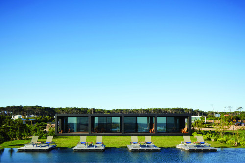 Bahía VIK José Ignacio Uruguay Zinc Negro Bungalow pool Lounging chairs table green grass trees bush terraces exterior