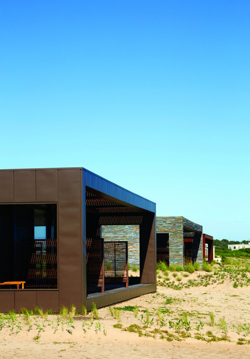 Bahía VIK José Ignacio Corten Bungalow Piedra Librillo Zinc Marron exterior sand bush