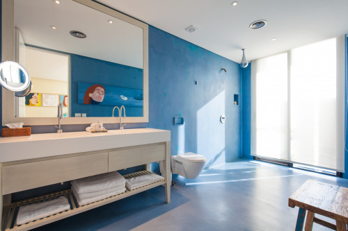 Bahía VIK José Ignacio Main Building Suites Paulos bathroom paintings mirror stool towels sink blue shower