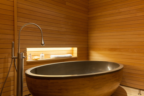 Bahía VIK José Ignacio Main Building Suites Lopez Laje bathroom tub towels shower wood