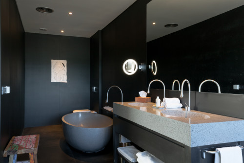 Bahía VIK José Ignacio Main Building Suites Eva bathroom tub sink towels stool painting mirror
