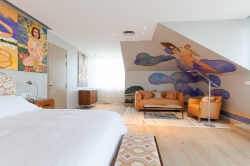 Bahía VIK José Ignacio Main Building Suites Patrone living room armchair lamp cushion carpet bench bedroom double bed headboard pillows night table door sofa table Chest of drawers paintings