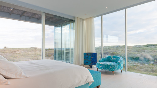 Bahía VIK José Ignacio Vidrio Surf Bungalow bedroom window view curtains furniture interior  double bed  pillows armchair bench curtains Chest of drawers