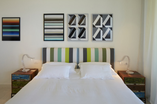 Bahía VIK José Ignacio Mike Master Suite Zinc Negro Bungalow bedroom double bed headboard pillows night table lamps painting curtain interior