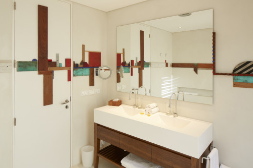 Bahía VIK José Ignacio Pepe Suite Madera Bungalow bathroom sink towels mirror door sculpture