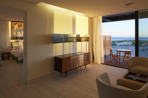 Bahía VIK José Ignacio Living Room  Zinc Marrón Verges Bungalow bedroom window view sand chair night table bed  armchair wood furniture paintings sea grass headboard Chest of drawers interior