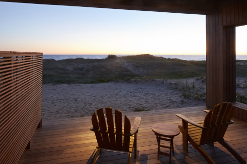 Bahía VIK José Ignacio Madera Bungalow table chairs  sunset sand view wood sea exterior