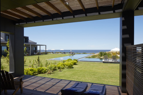 Bahía VIK José Ignacio Zinc Negro Bungalow view swimming pool grass lounging chairs cushions sunshade shadow bush wood exterior