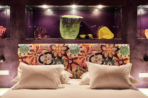 Puro VIK Chile Casas Chihuly interior light lamp bedroom double bed pillows headboard night table  cabinet objects