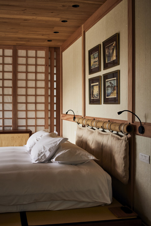 Puro VIK Chile Casas Hiroshige interior lamp bedroom double bed pillows headboard night table furniture paintings