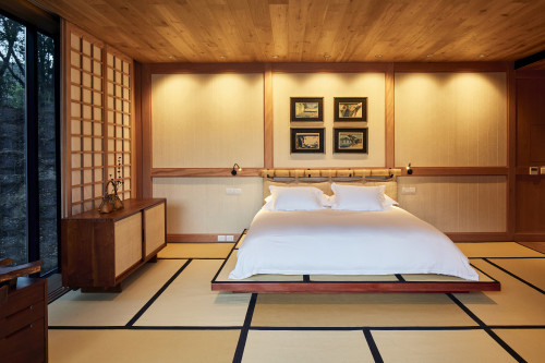 Puro VIK Chile Casas Hiroshige interior  light lamp bedroom double bed pillows  headboard night table furniture paintings