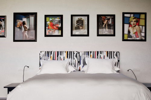 Casas interior Puro VIK Chile Holograph bedroom double bed headboard pillows night table lamps bench paintings