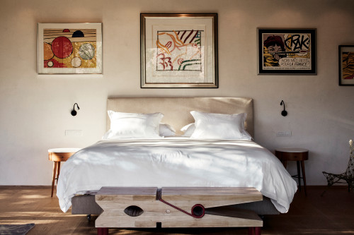 Puro VIK Chile Casas Boho Pop art bedroom double bed headboard pillows paintings lamps bench night table clothes peg interior