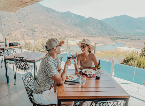 Carmen Cabezas Leonor Varela 2022 Hotel Chile red wine couple glass food table landscape Milla Cala