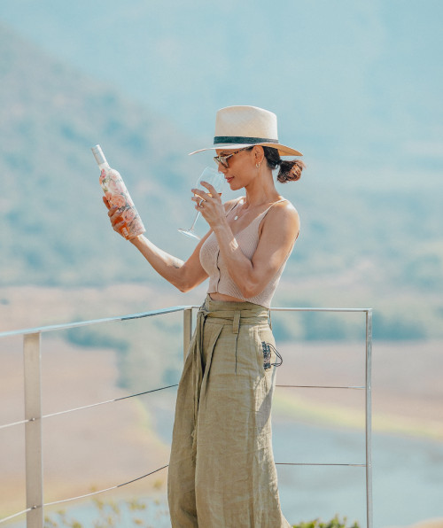 Carmen Cabezas Leonor Varela 2022 Hotel Chile La piu belle rosé terrace landscape glass wine