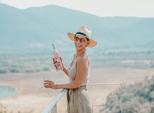 Carmen Cabezas Leonor Varela 2022 Hotel Chile La piu belle rosé terrace landscape glass wine
