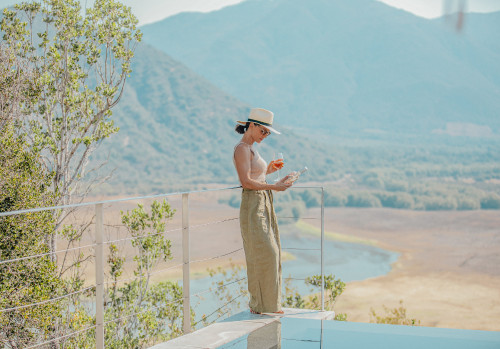 Carmen Cabezas Leonor Varela 2022 Hotel Chile La piu belle rosé terrace landscape glass wine