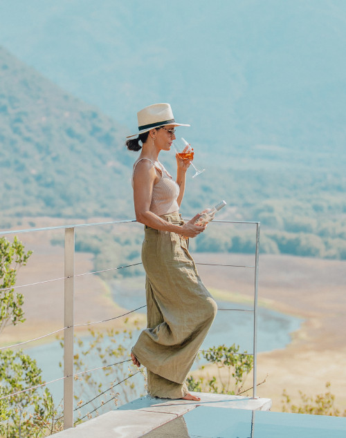 Carmen Cabezas Leonor Varela 2022 Hotel Chile La piu belle rosé terrace landscape glass wine